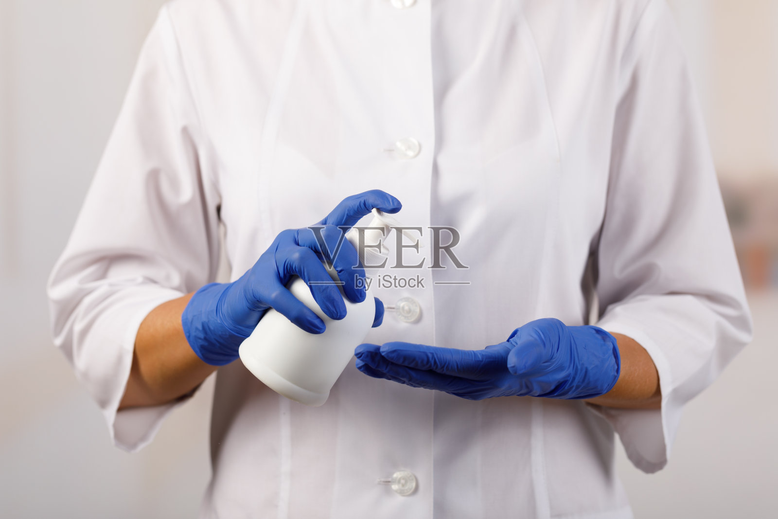 预防COVID-19概念、洗手液凝胶、女性使用酒精消毒凝胶照片摄影图片