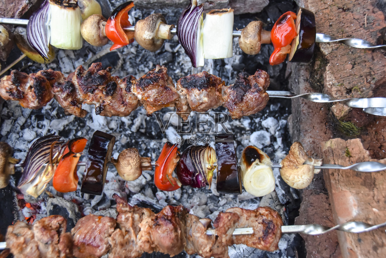 烤猪肉、烤肉串和蔬菜照片摄影图片