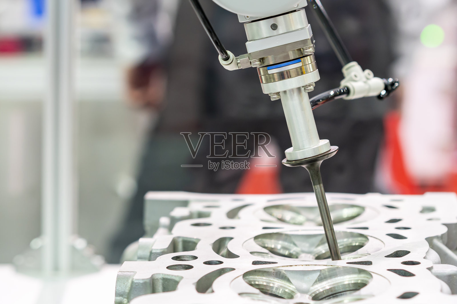 高技术精度和现代化的自动拾取，在与气缸盖、发动机或零部件的装配过程中，通过真空或吸力进行拾取照片摄影图片