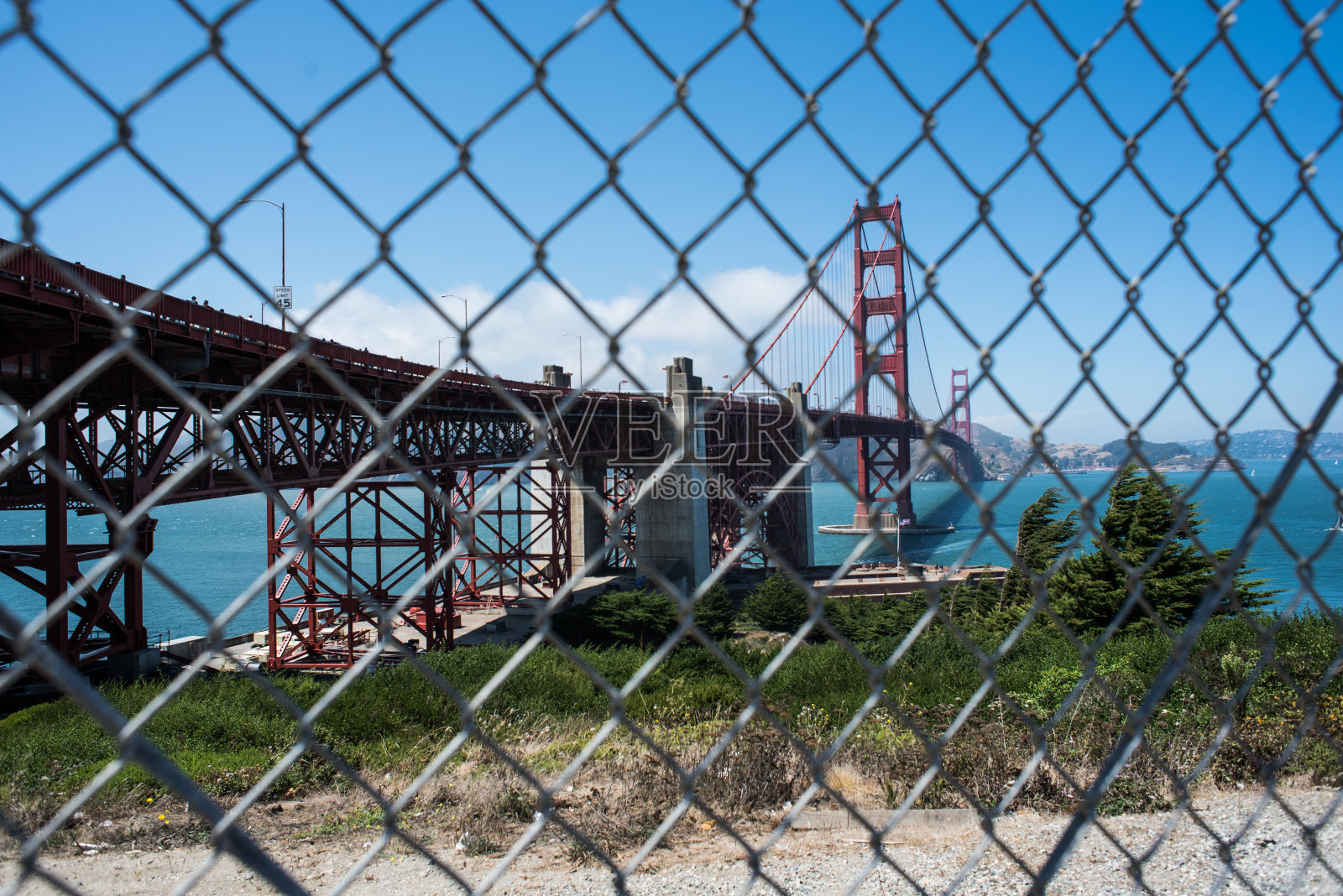 篱笆后面的桥照片摄影图片