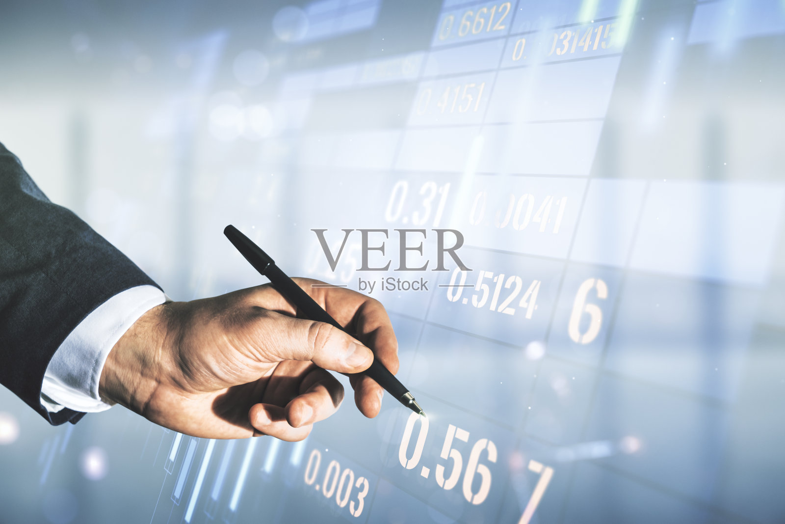 多重暴露分析师的手与笔与虚拟抽象财务图表在模糊的办公室背景，银行和会计概念照片摄影图片