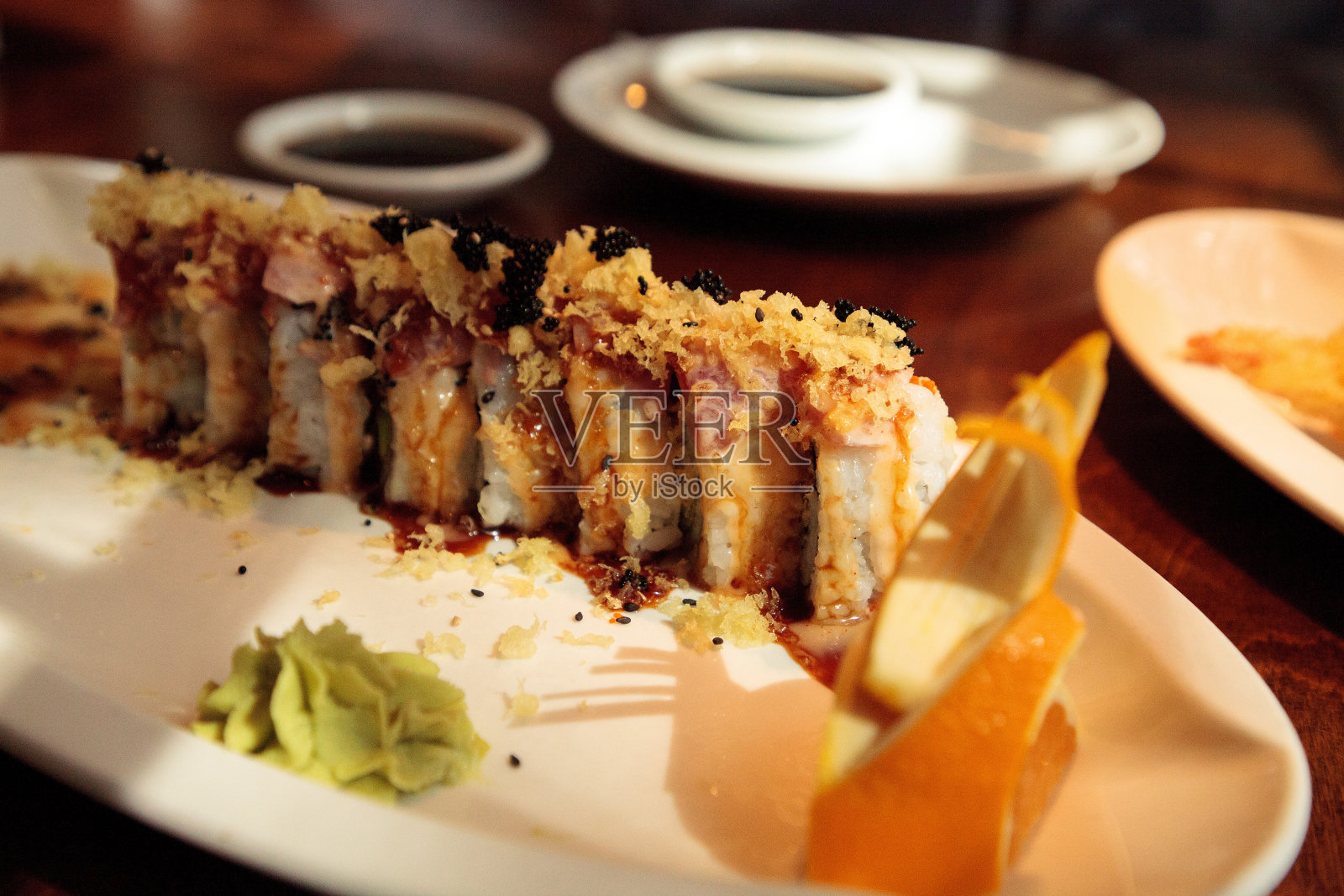 脆脆的金枪鱼寿司卷，中间是天妇罗照片摄影图片