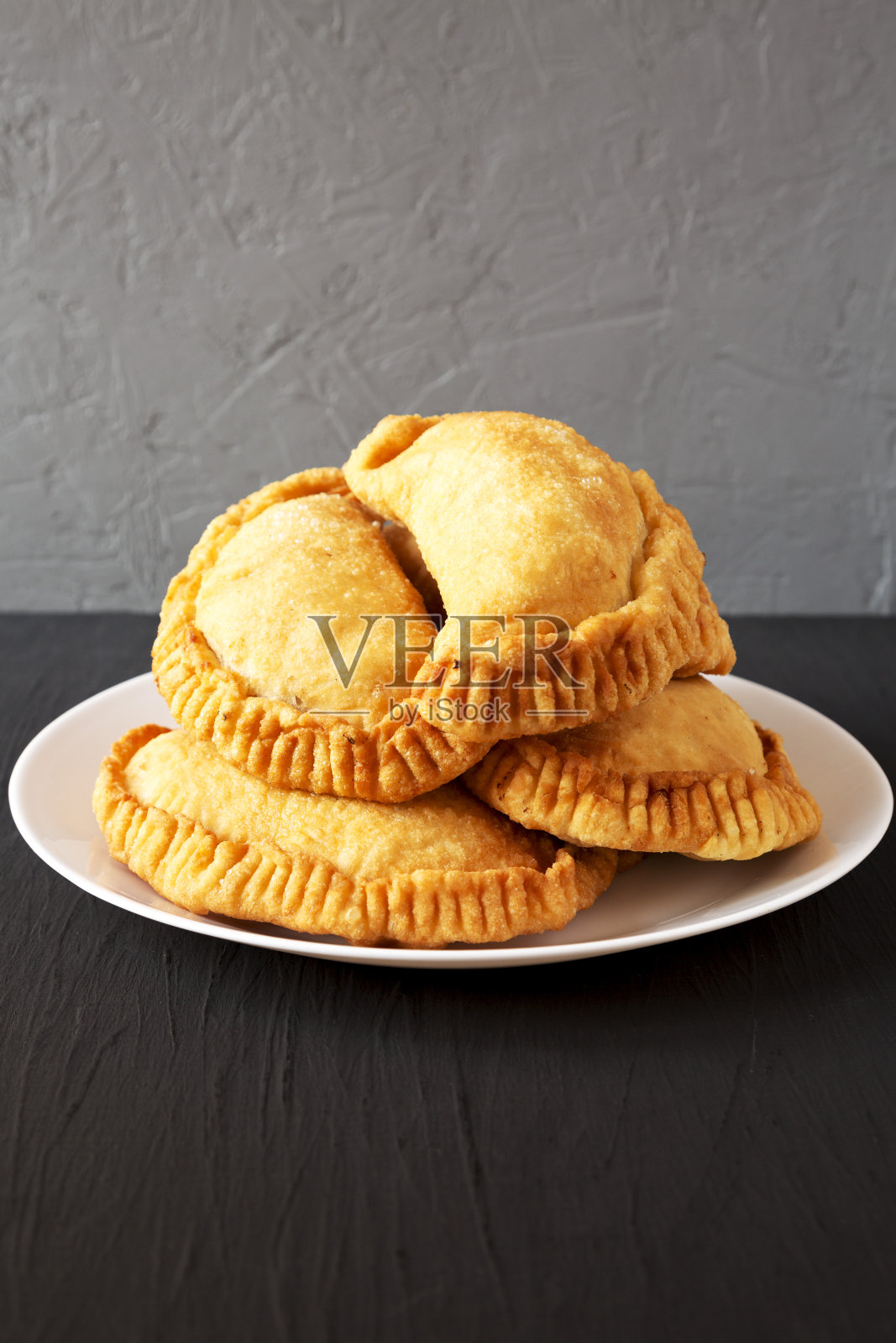 配酱汁的白盘子，侧面。照片摄影图片