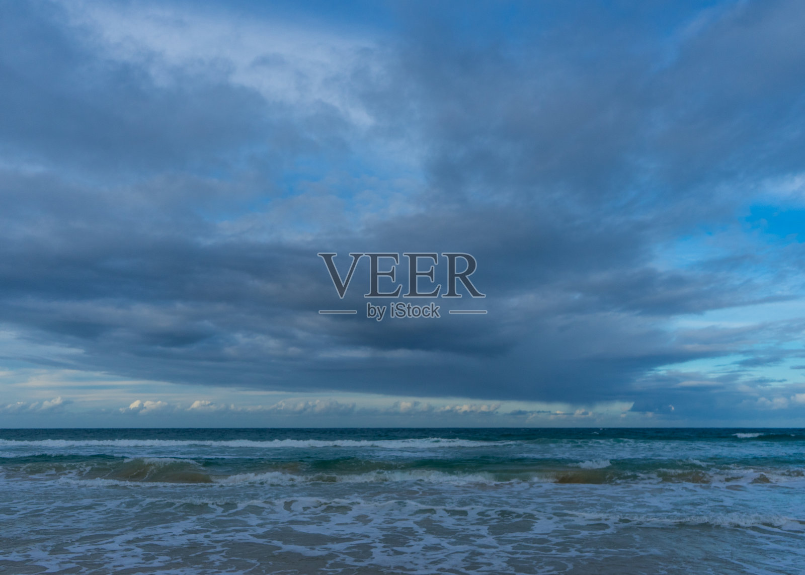 日落时海洋上空的云的全景照片照片摄影图片