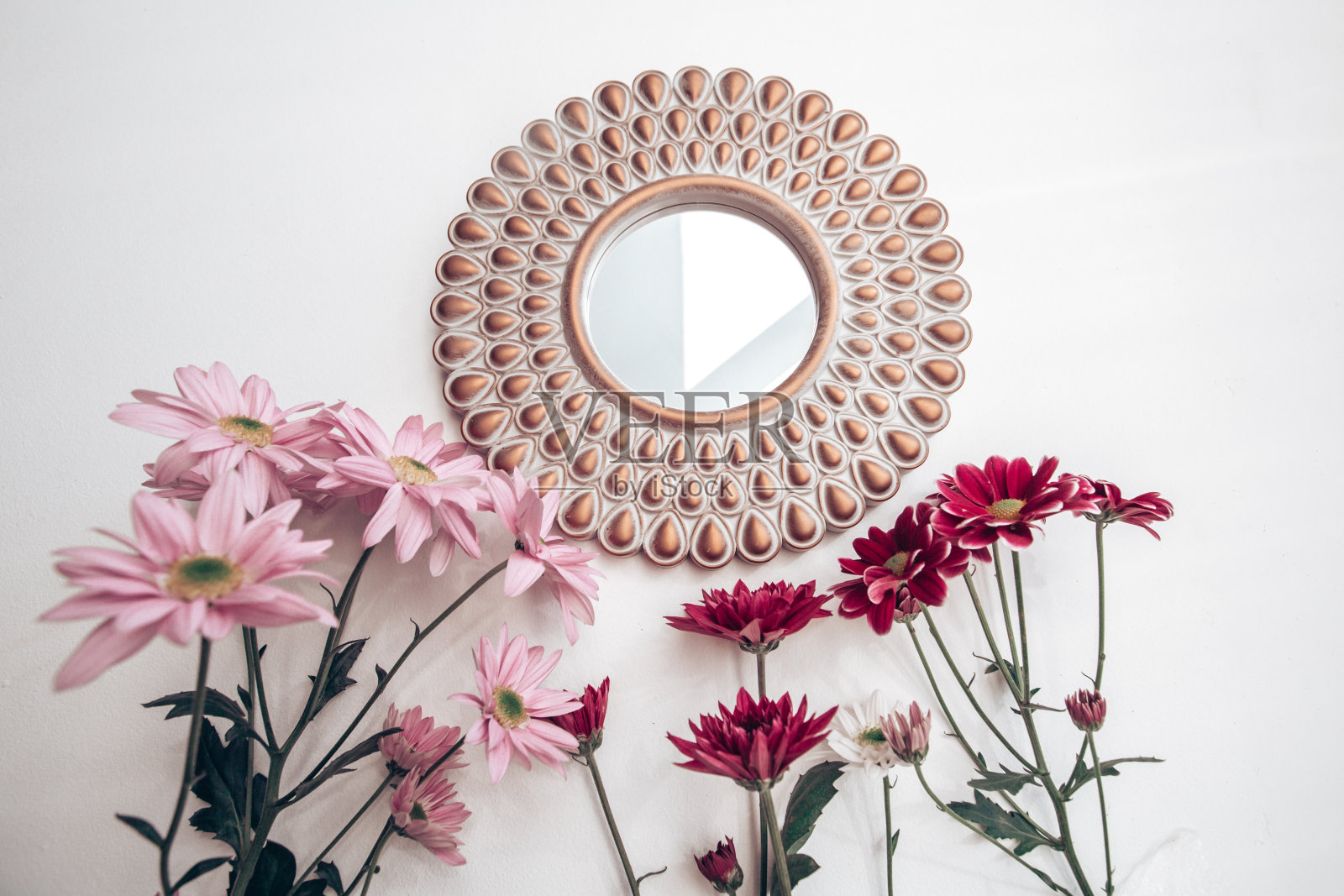 装饰金色的镜子和白色背景上的花朵，春天的概念照片摄影图片