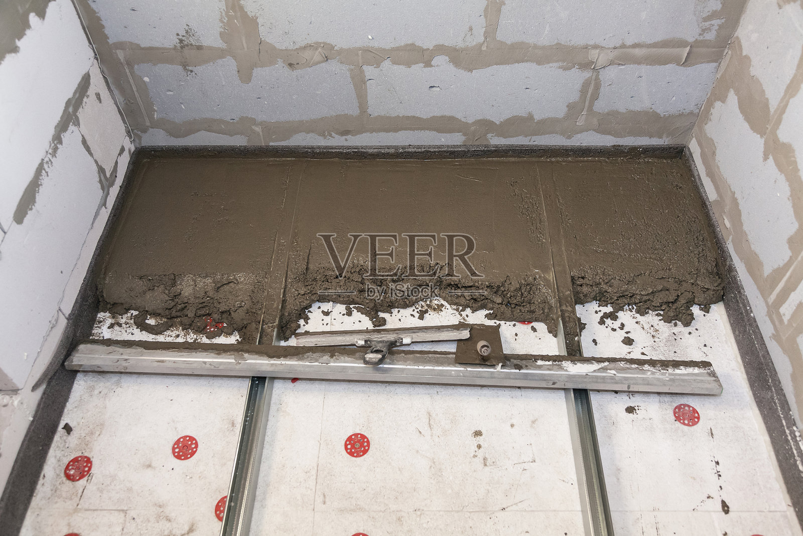 在房屋建筑的地板上抹水泥照片摄影图片