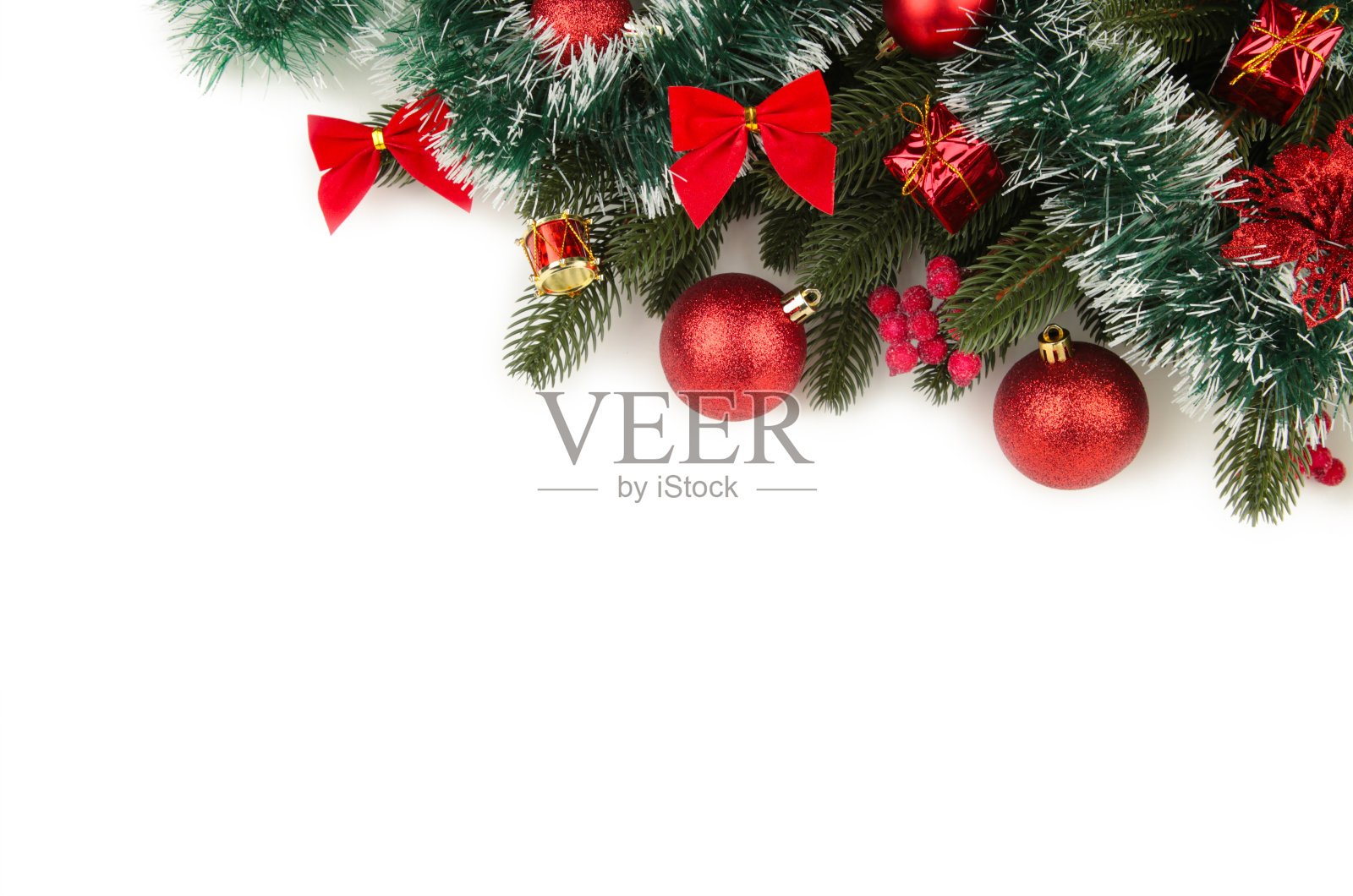 圣诞节背景与红色装饰孤立在白色的背景。照片摄影图片