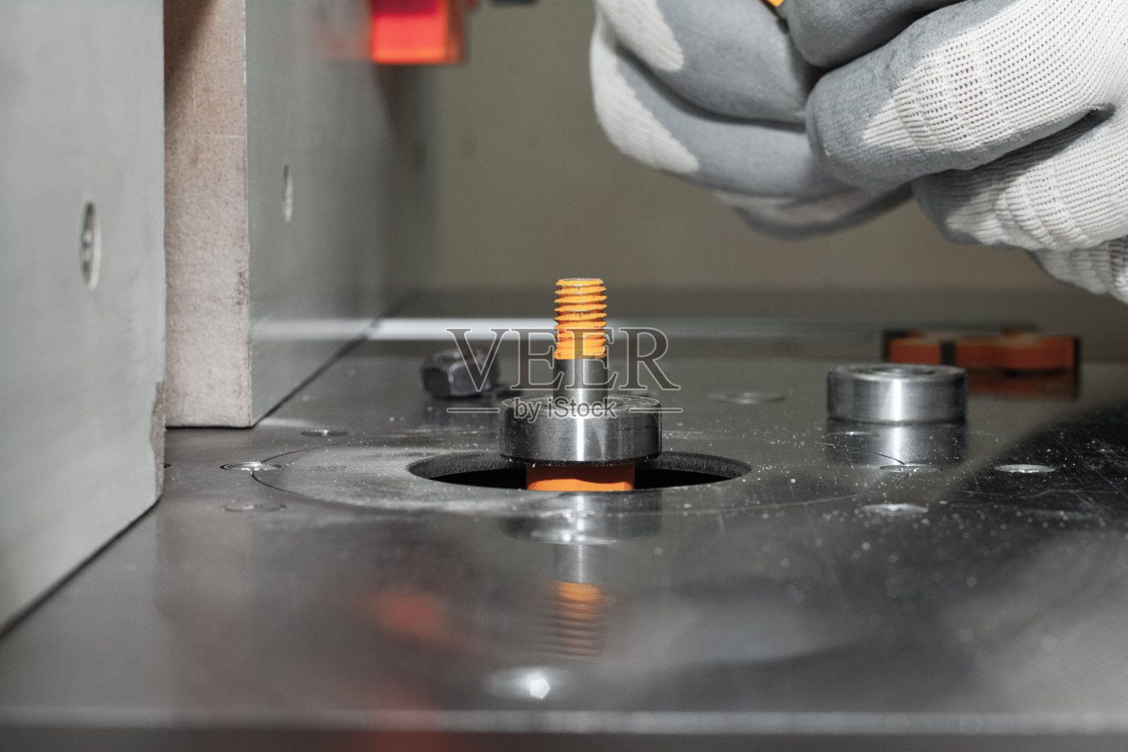 更换机器上的一个零件照片摄影图片