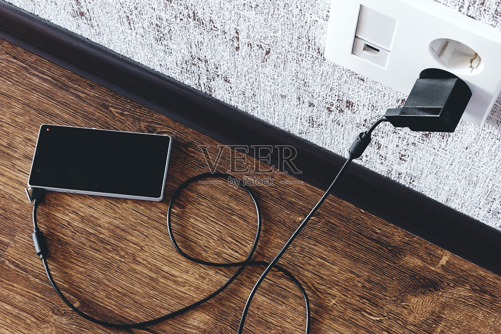 手机在公寓的地板上充电照片摄影图片