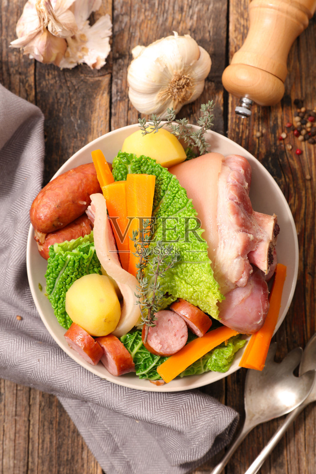 肉，蔬菜和肉汤的木材背景照片摄影图片