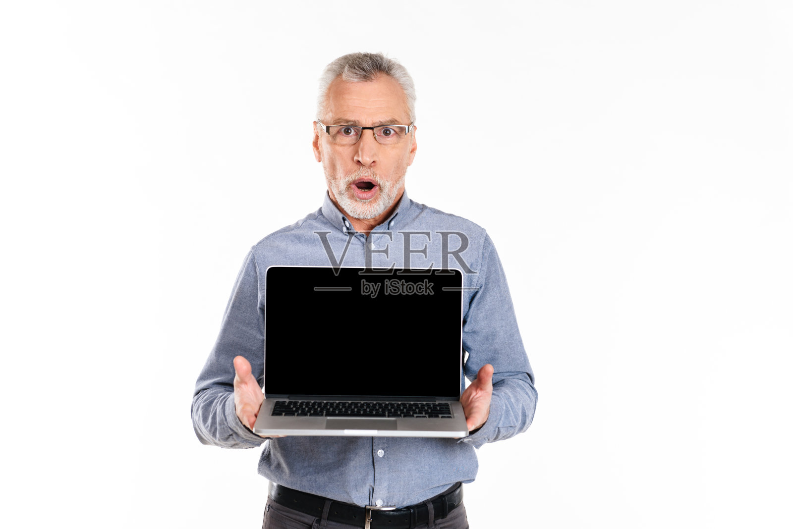老震惊的人显示笔记本电脑与空白屏幕隔离照片摄影图片