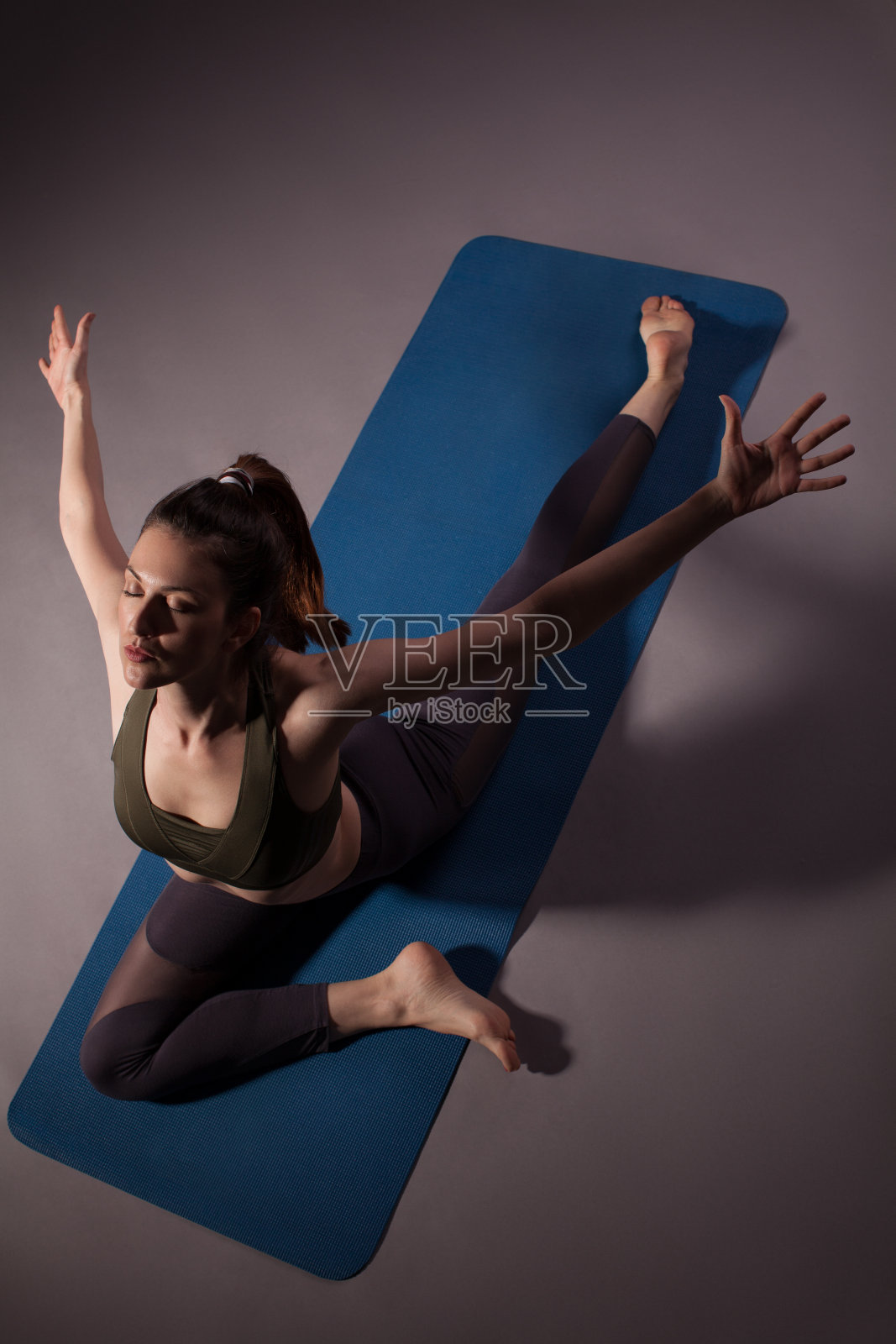 做瑜伽的中年妇女照片摄影图片