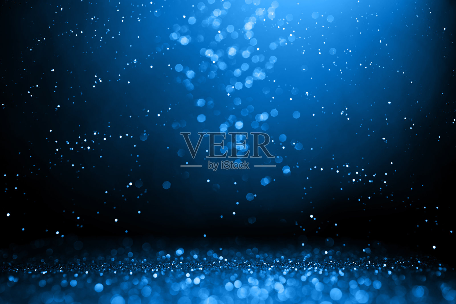 抽象的散景在深蓝色的背景上。照片摄影图片