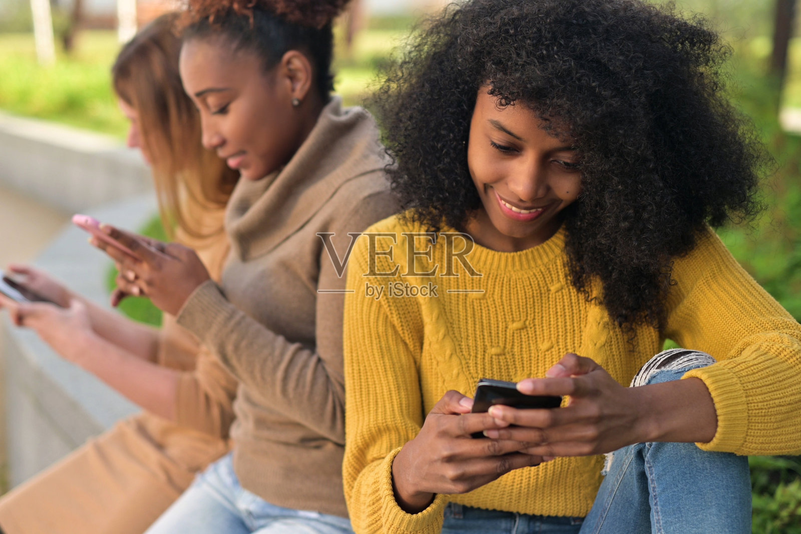 一个女人正在浏览社交网络或者看手机上的照片照片摄影图片