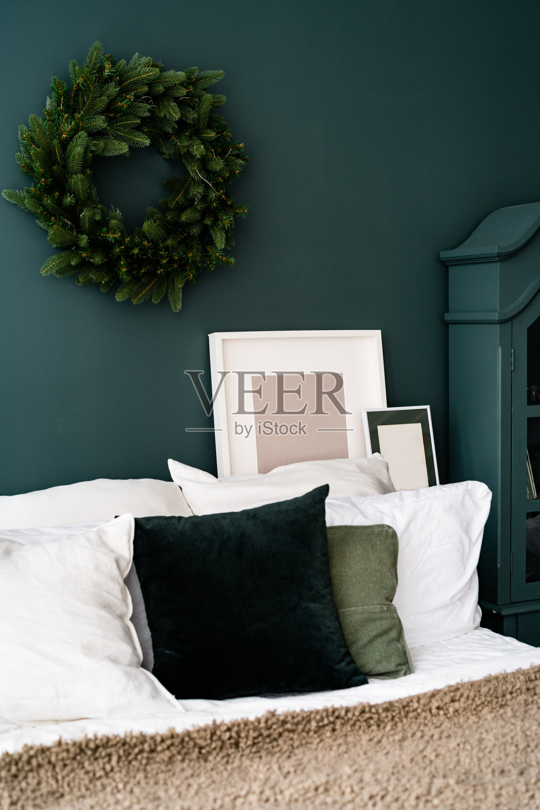 舒适的家客厅与绿色的墙壁照片摄影图片