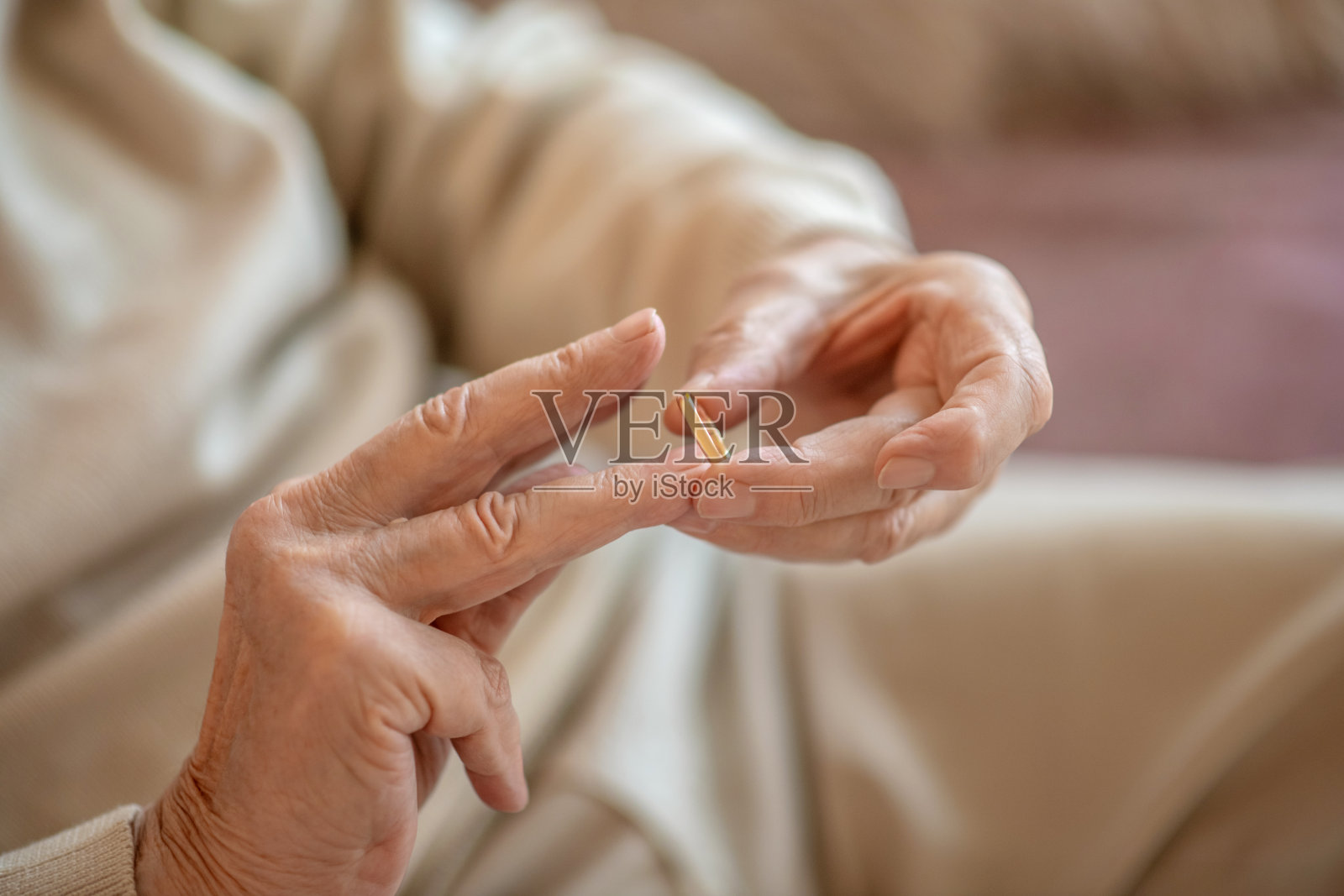男人的手戴上结婚戒指的特写照片照片摄影图片