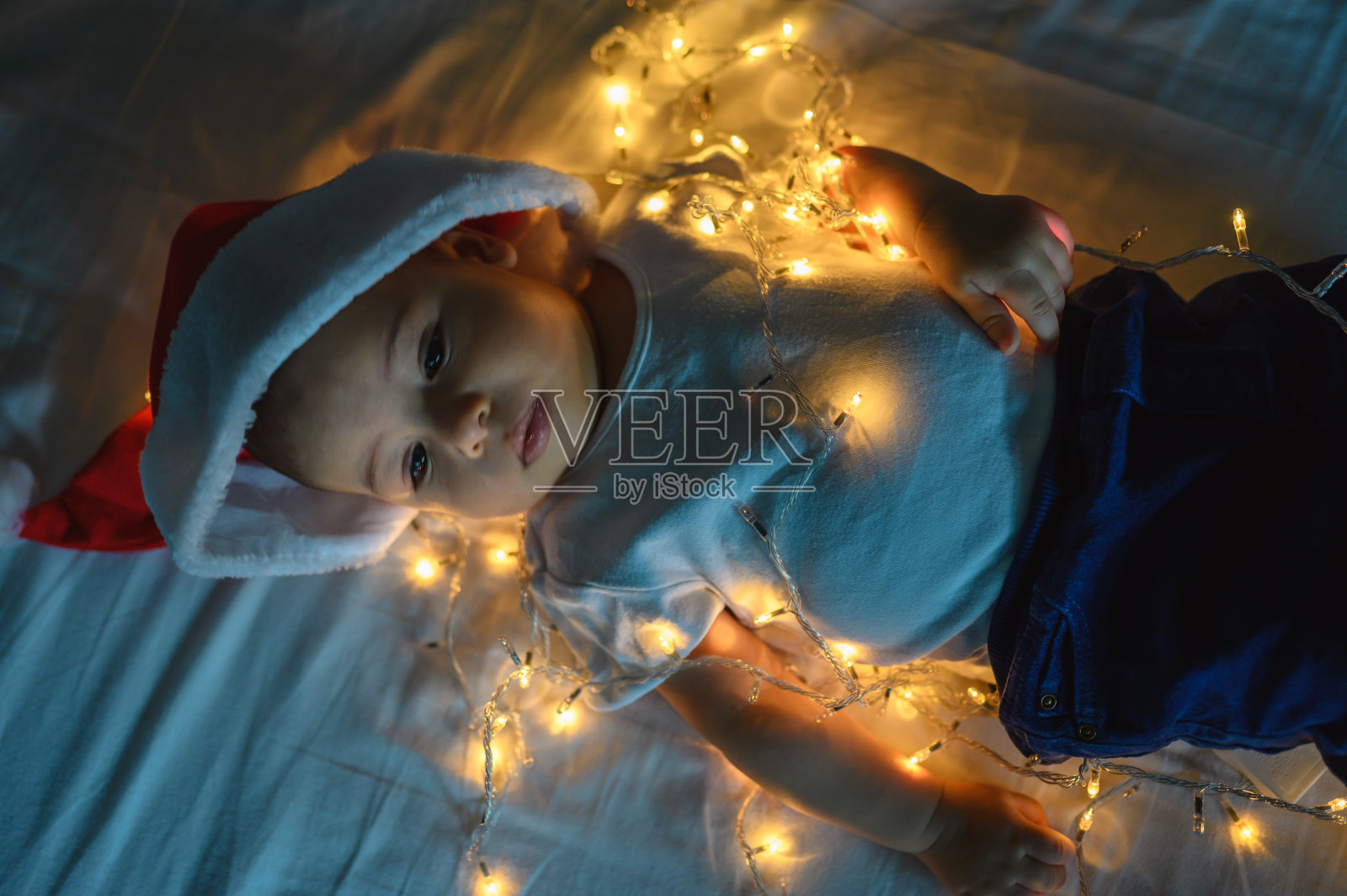 圣诞节的男孩照片摄影图片