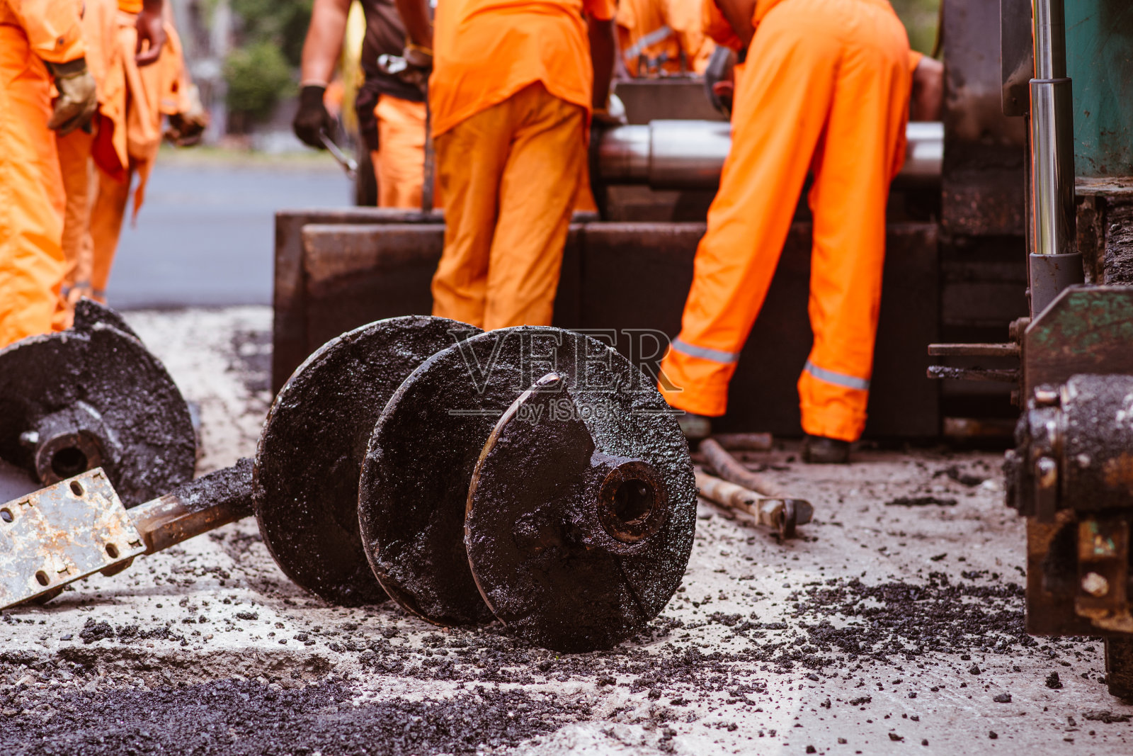正在铺路的工作队照片摄影图片
