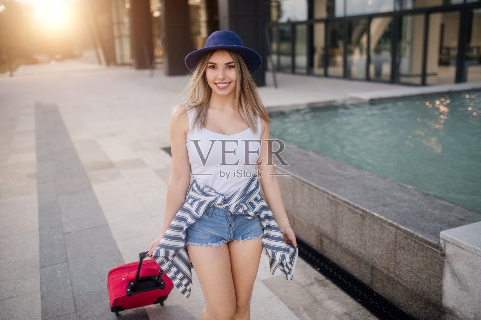 女游客走在大街上，夏日时尚的风格照片摄影图片