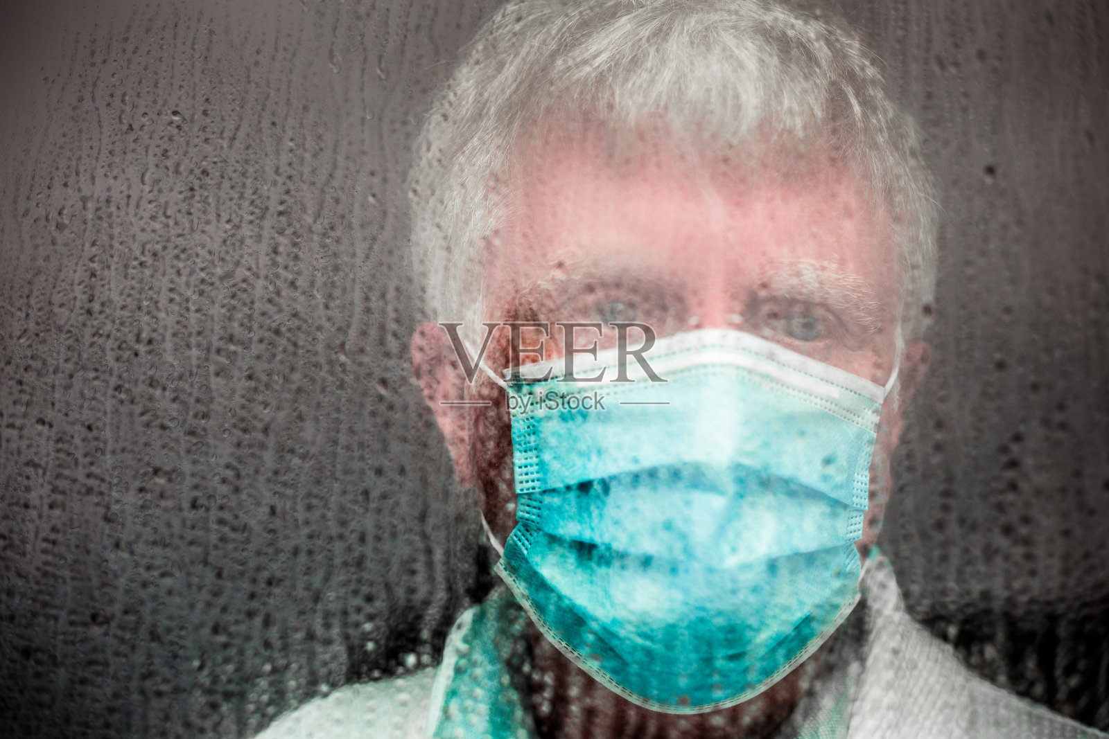 戴口罩的年长男子望着雨景，情绪低落照片摄影图片