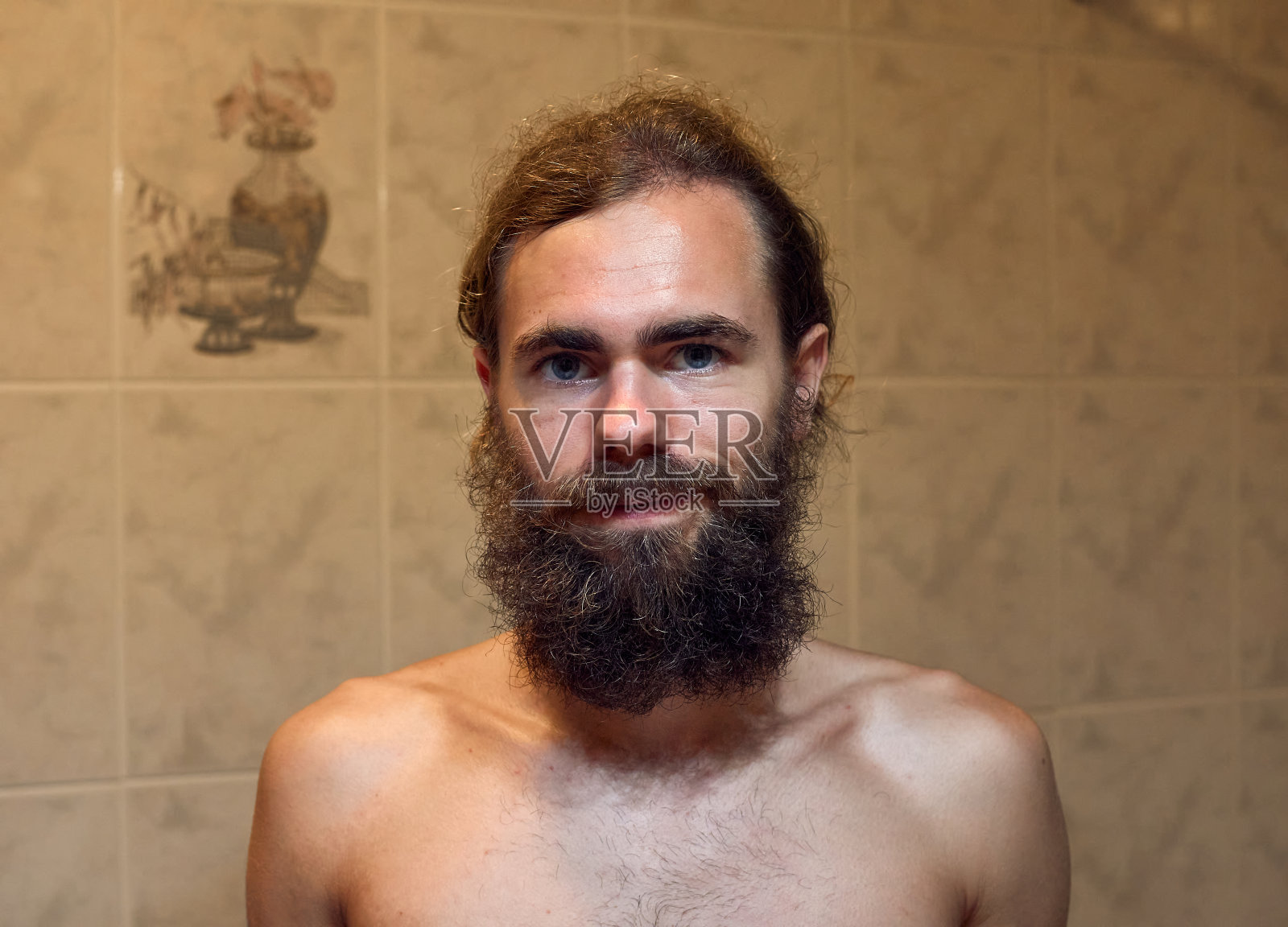 一个有蓝眼睛和胡子的年轻有吸引力的男人的特写照片摄影图片