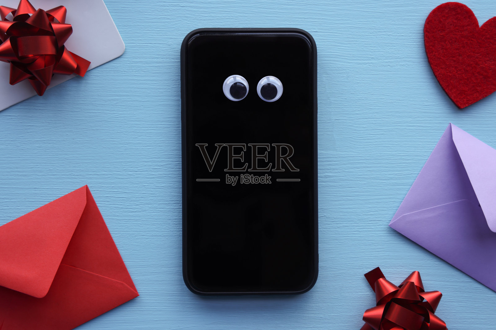 瞪着眼睛的手机照片摄影图片