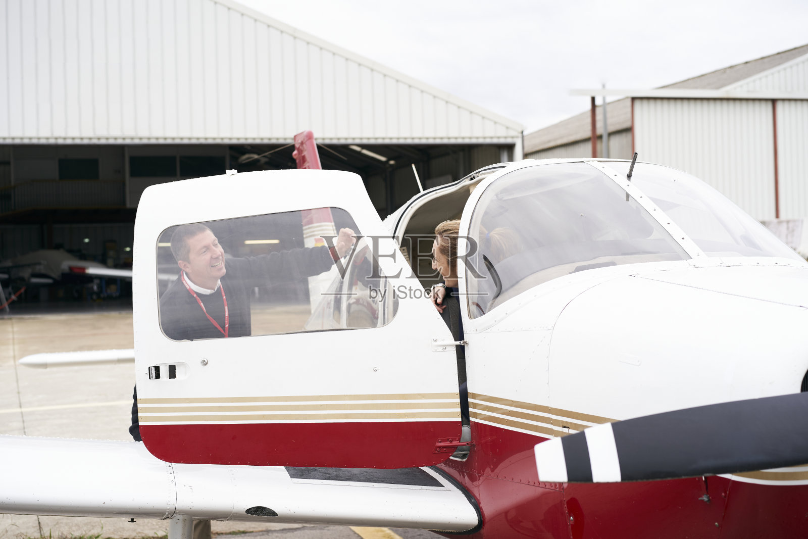 一个男人在飞机上和一个女人说话照片摄影图片