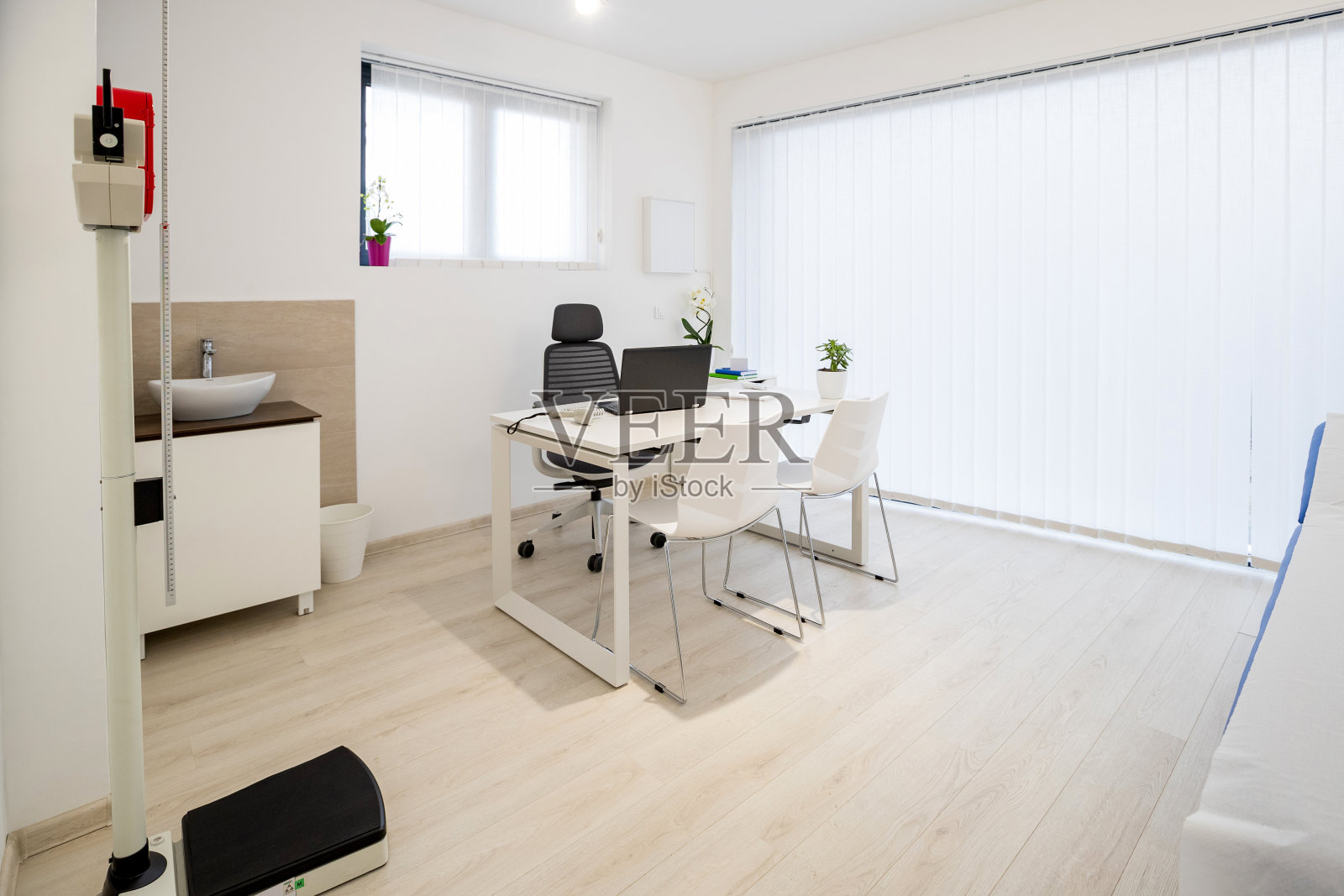 休息时间，医生的办公室灯火通明照片摄影图片