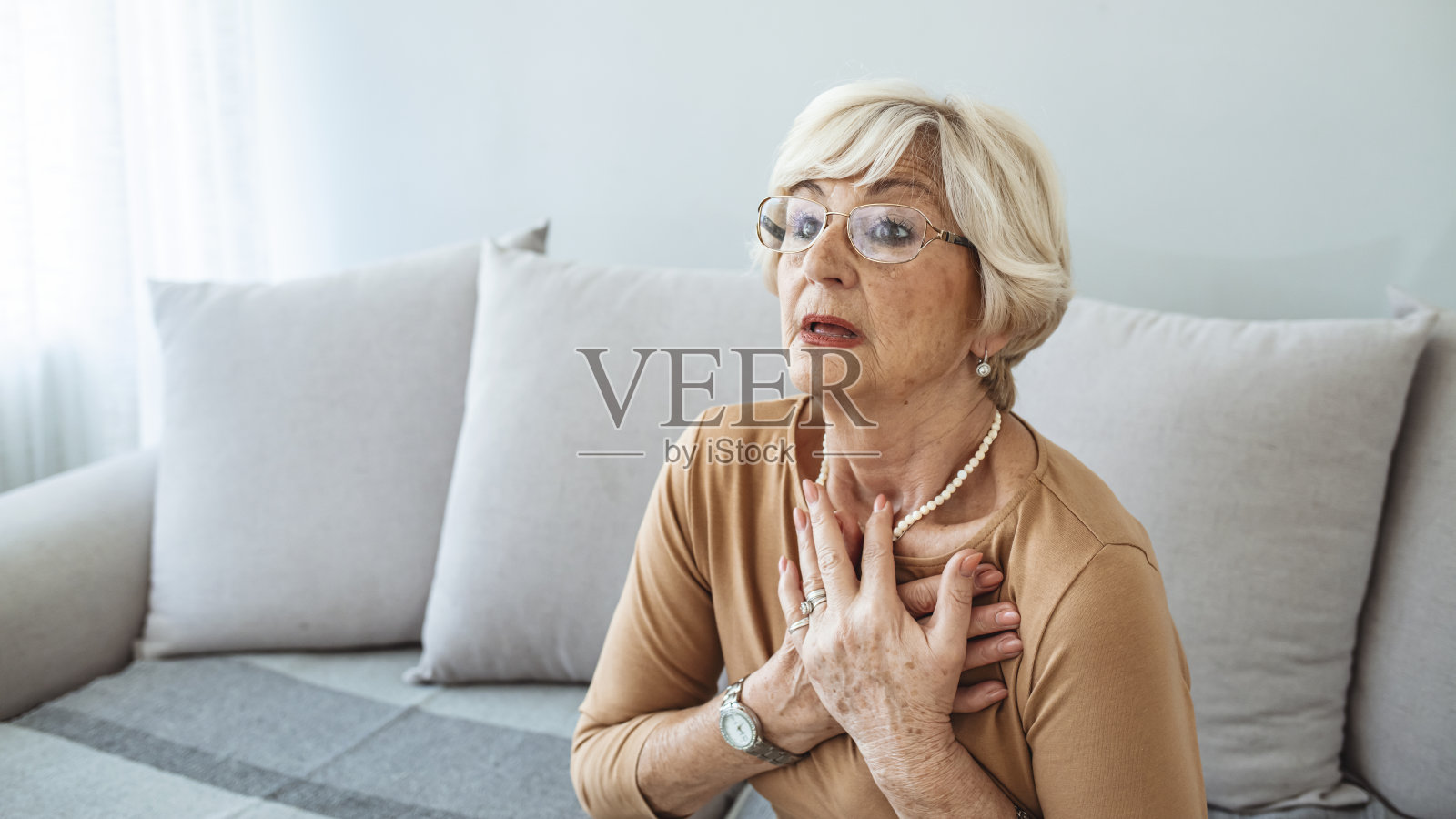 有心脏病的漂亮老女人。照片摄影图片