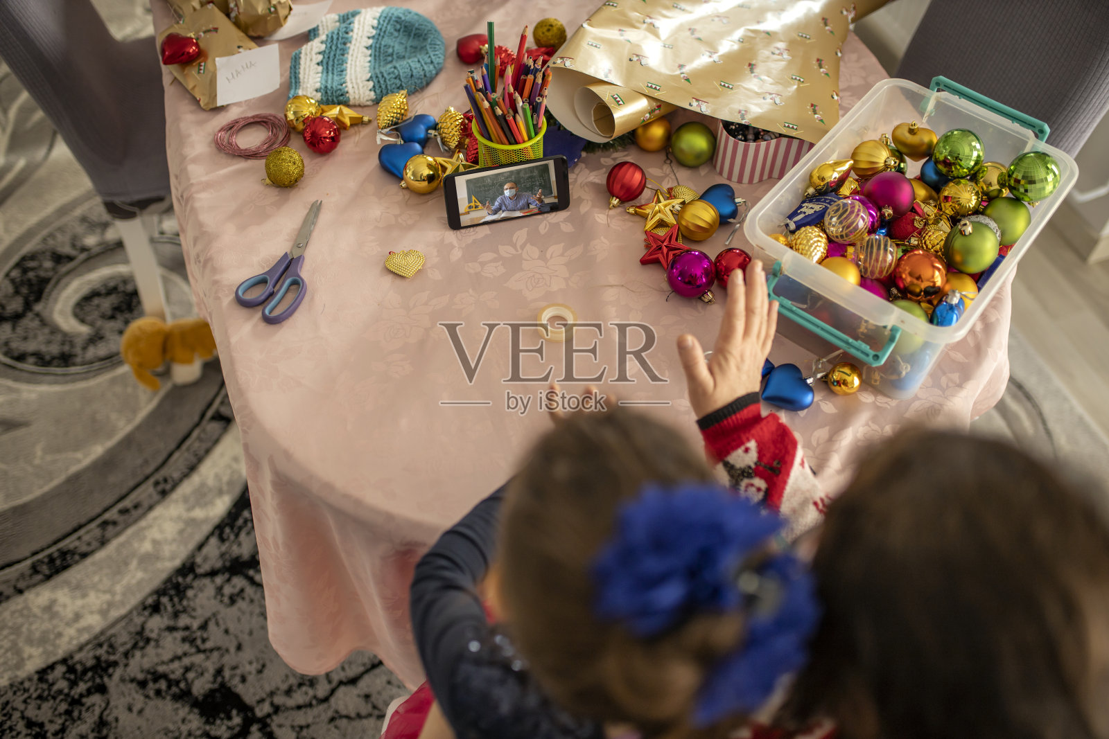 圣诞节期间与学校老师视频通话照片摄影图片