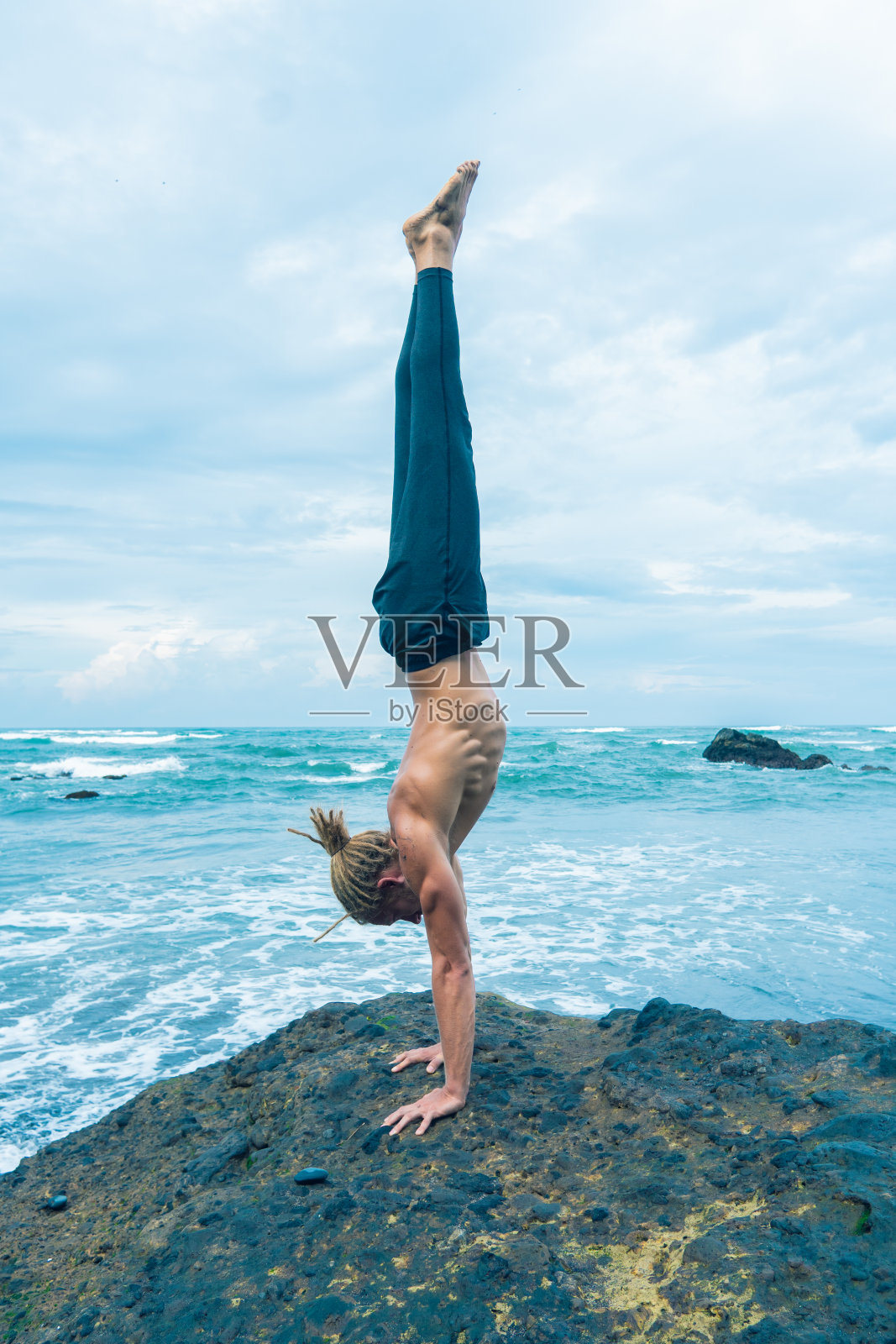 运动员在户外练习照片摄影图片