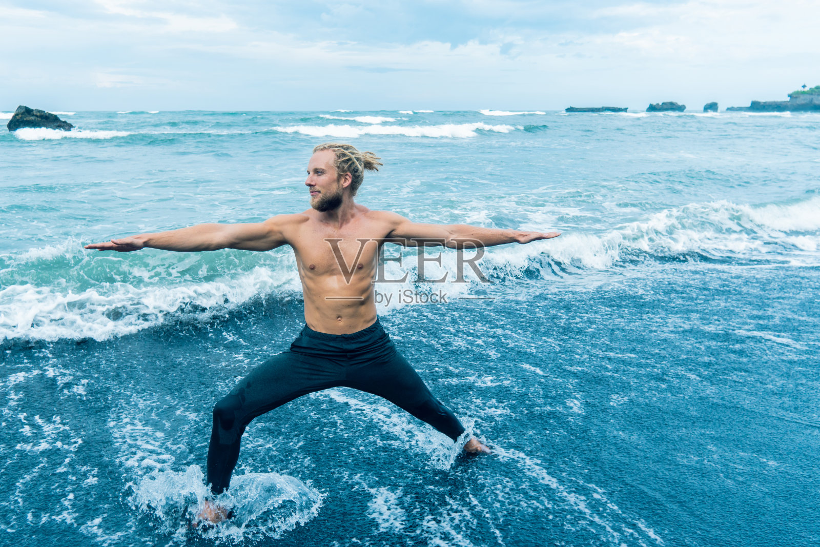 运动员在户外练习照片摄影图片