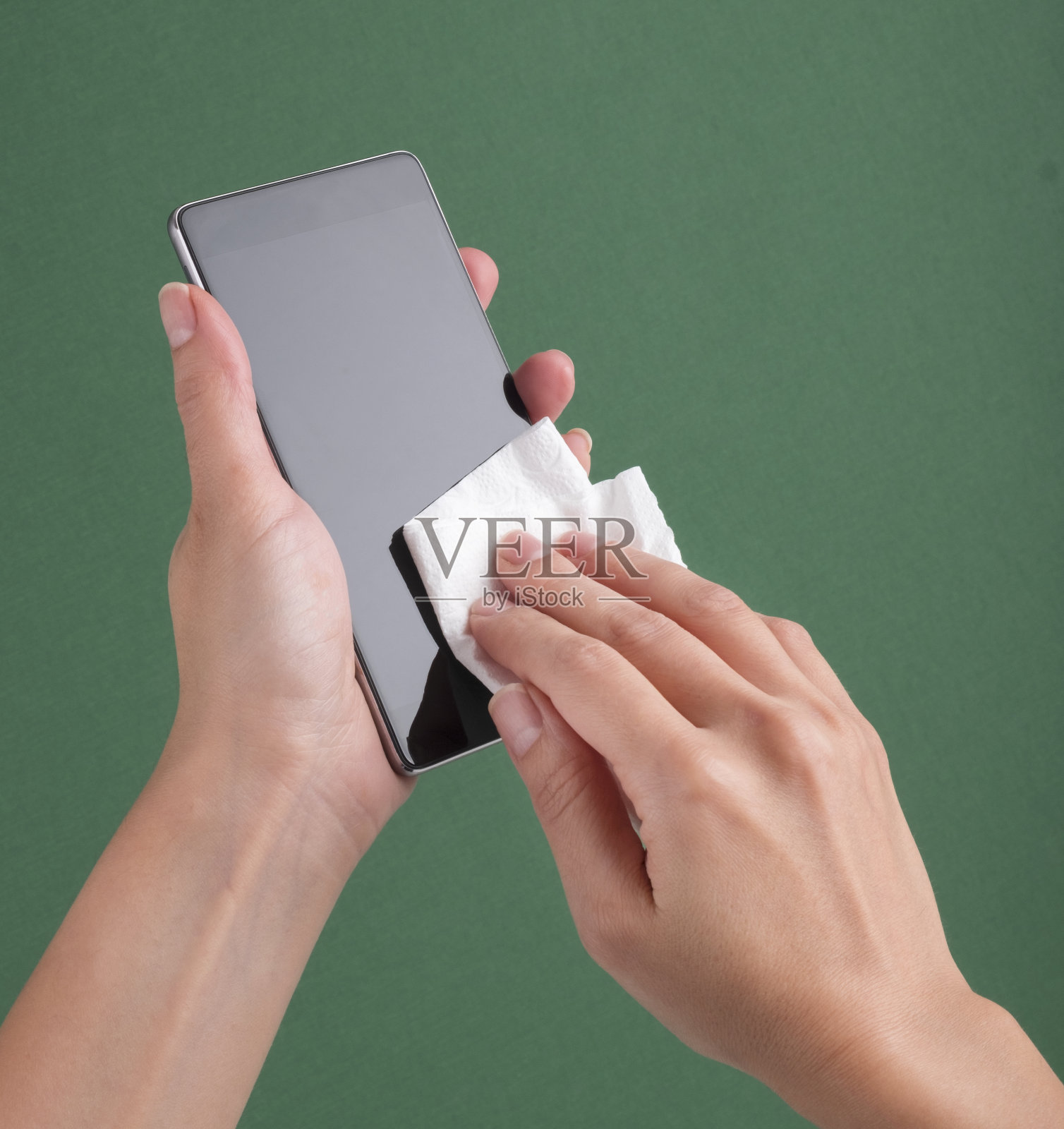 给手机消毒的女人照片摄影图片