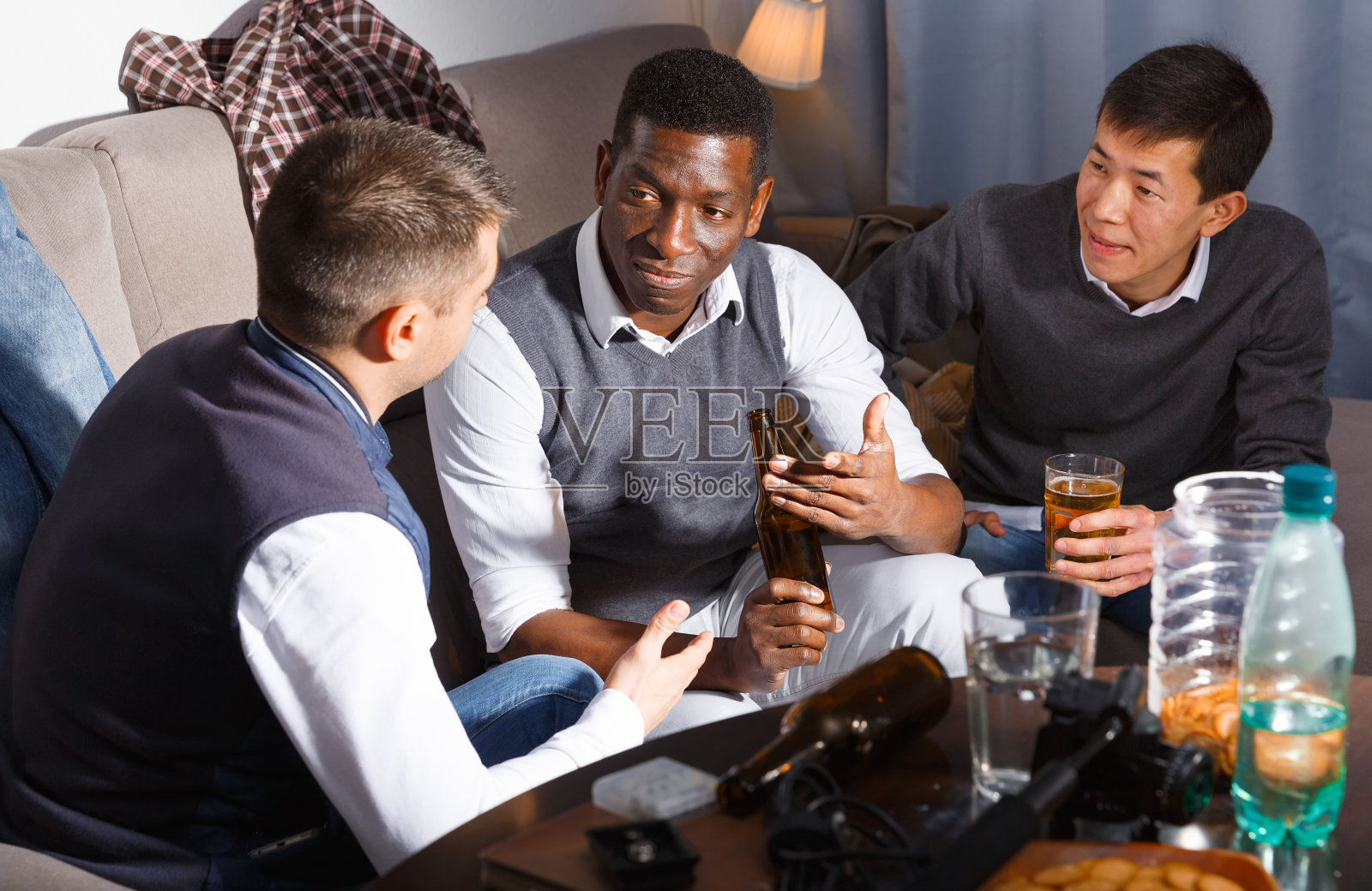 三个朋友在一起谈论生活照片摄影图片