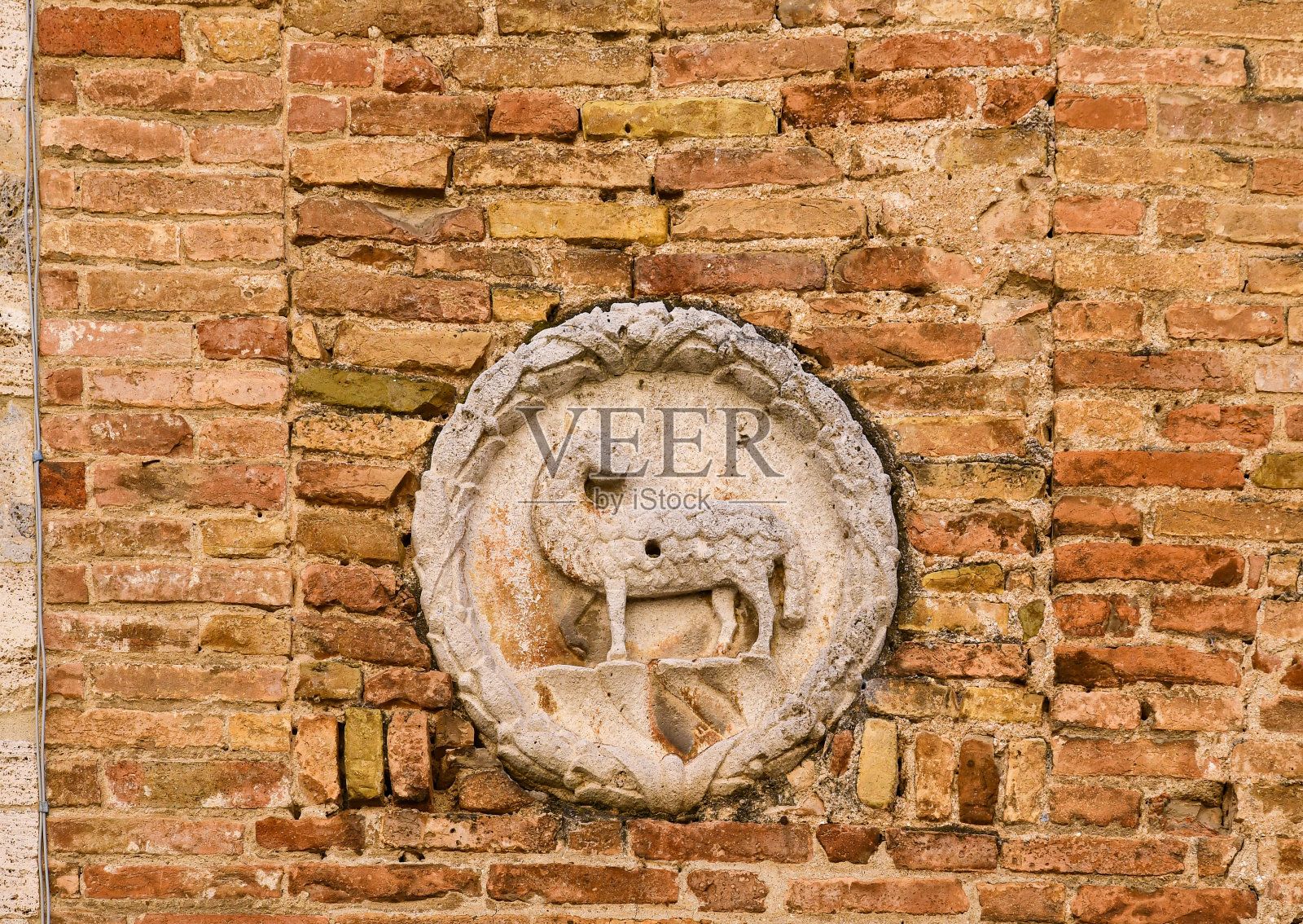 在圣弗朗西斯教堂(意大利语:Chiesa di San Francesco)的砖正面，圣吉米尼亚诺，托斯卡纳，意大利照片摄影图片