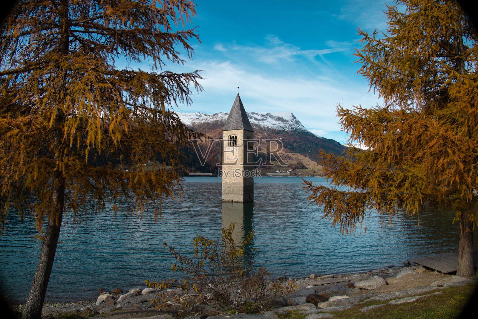 意大利雷西亚湖淹没的钟楼照片摄影图片