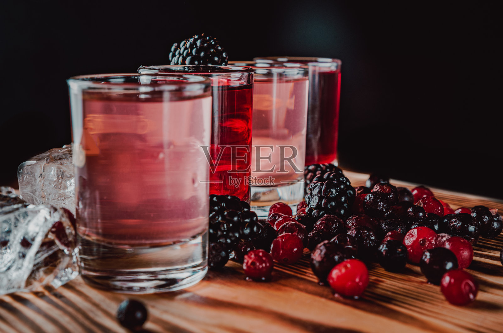 木盘装在玻璃杯里的小杯酒精饮料照片摄影图片