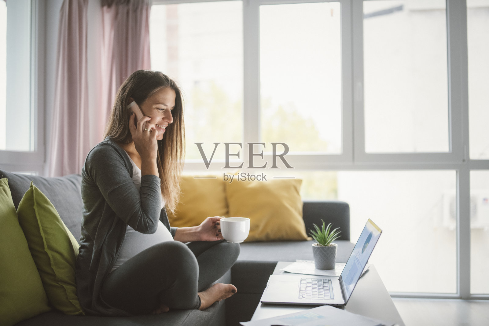 在家工作的女性。照片摄影图片