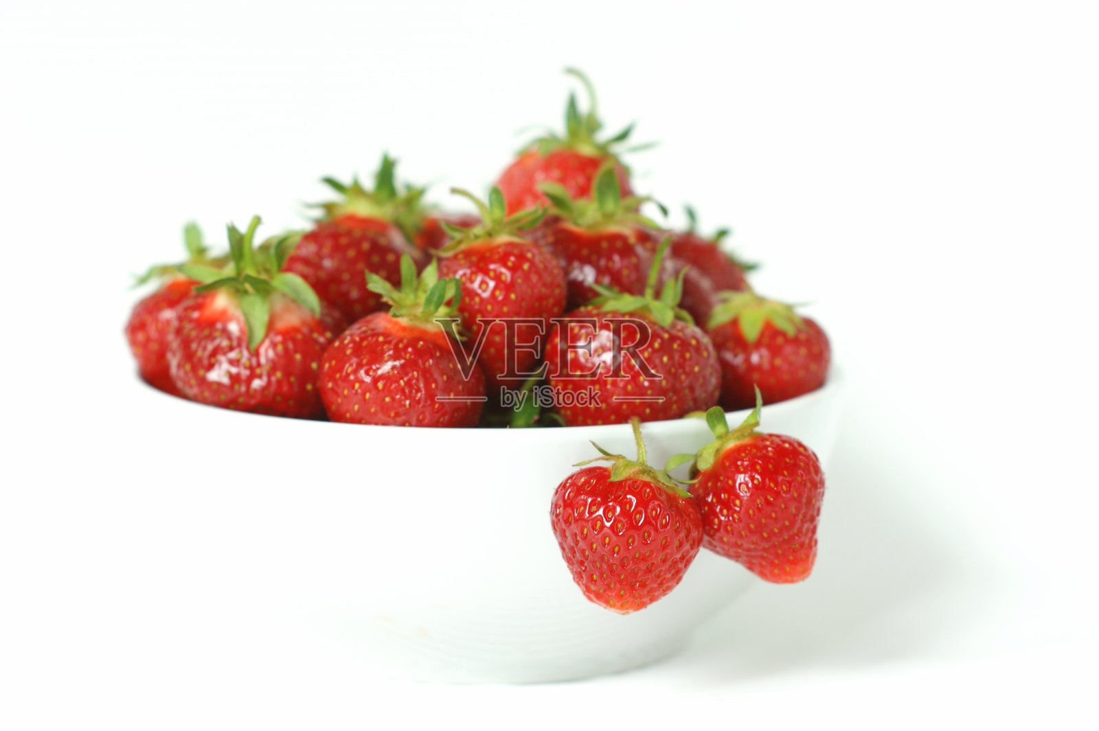 新鲜草莓放在白色陶瓷碗里照片摄影图片