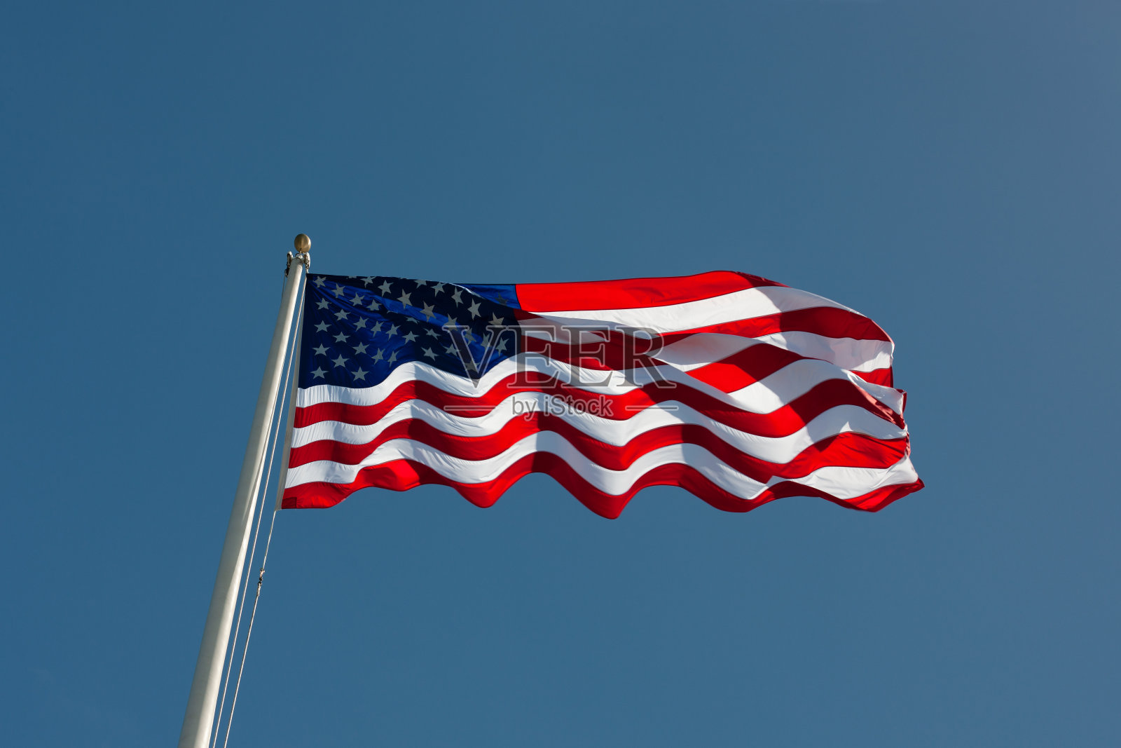 美国国旗在风中飘扬照片摄影图片