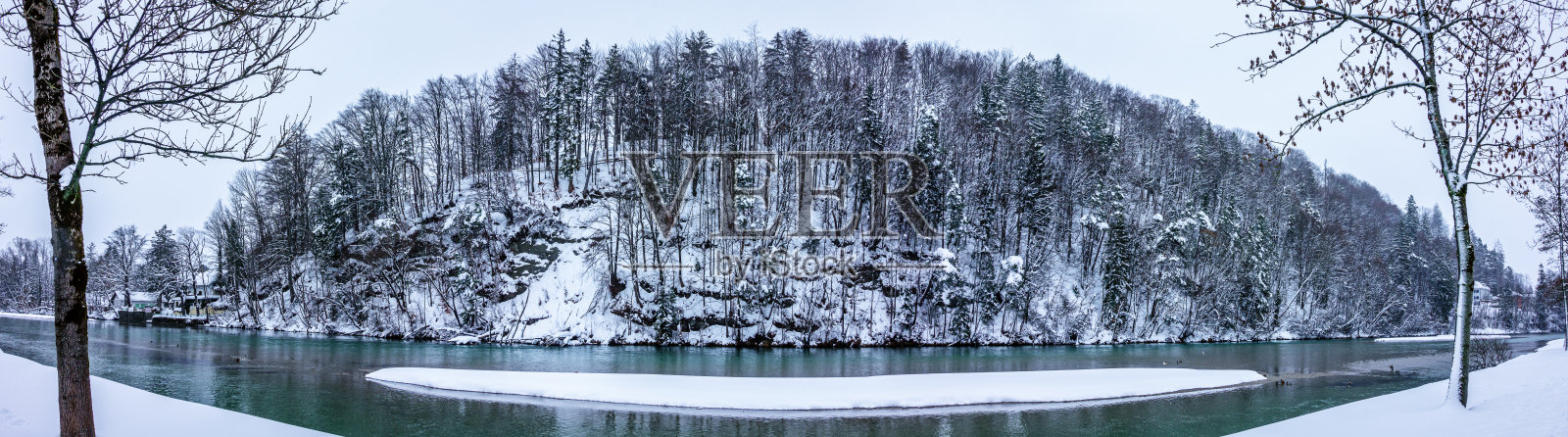 欧洲阿尔卑斯山的一条小河照片摄影图片