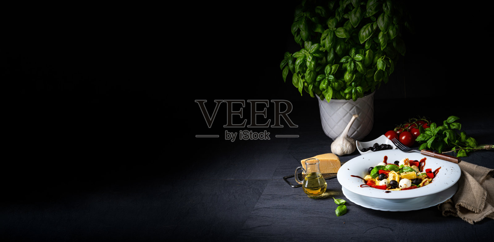 纯朴的意大利饺子配马苏里拉奶酪照片摄影图片