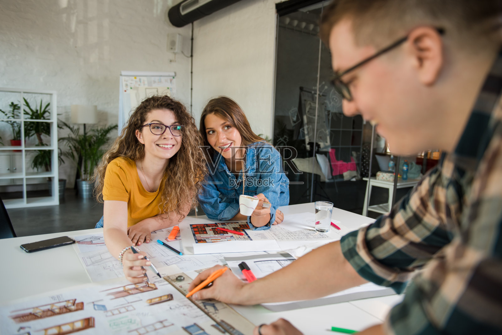 年轻的设计师参与这个项目照片摄影图片