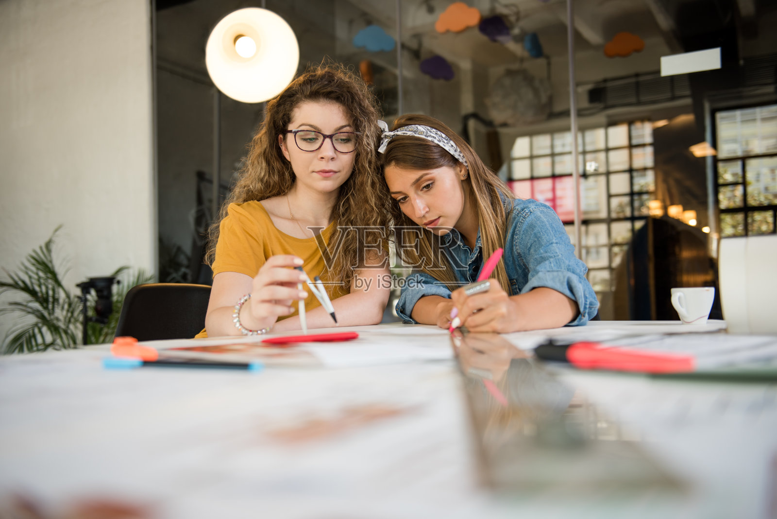 两个年轻的女设计师在一起做一个项目照片摄影图片