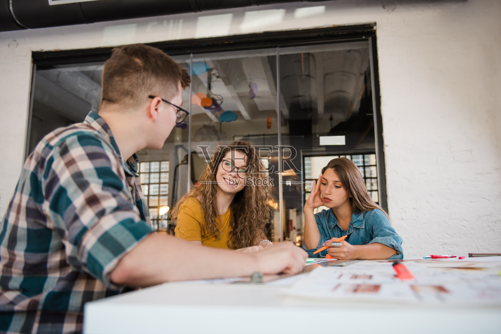 一组设计师在讨论设计图照片摄影图片
