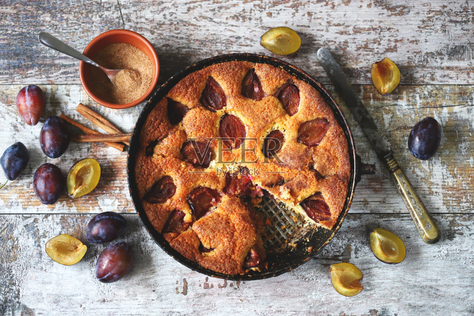 纽约时报梅子派食谱。照片摄影图片