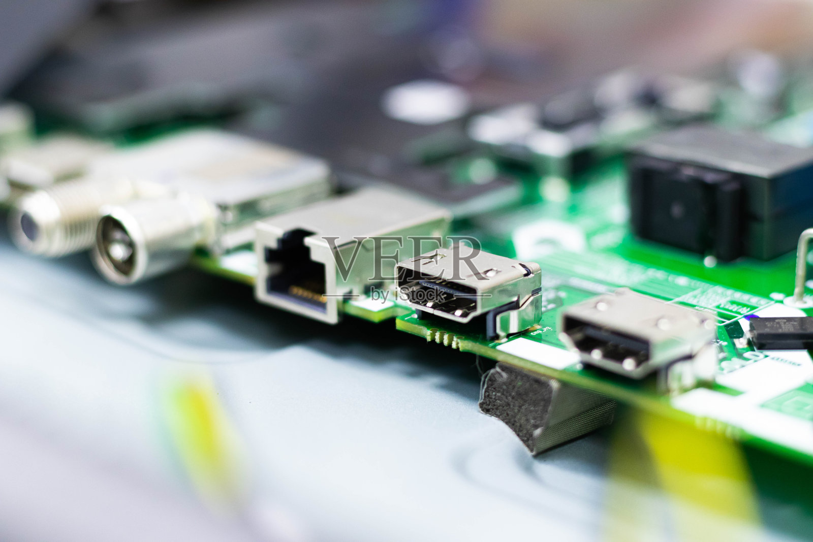 电子元件。关注HDMI连接器。模糊的背景。电子电路板关闭。照片摄影图片