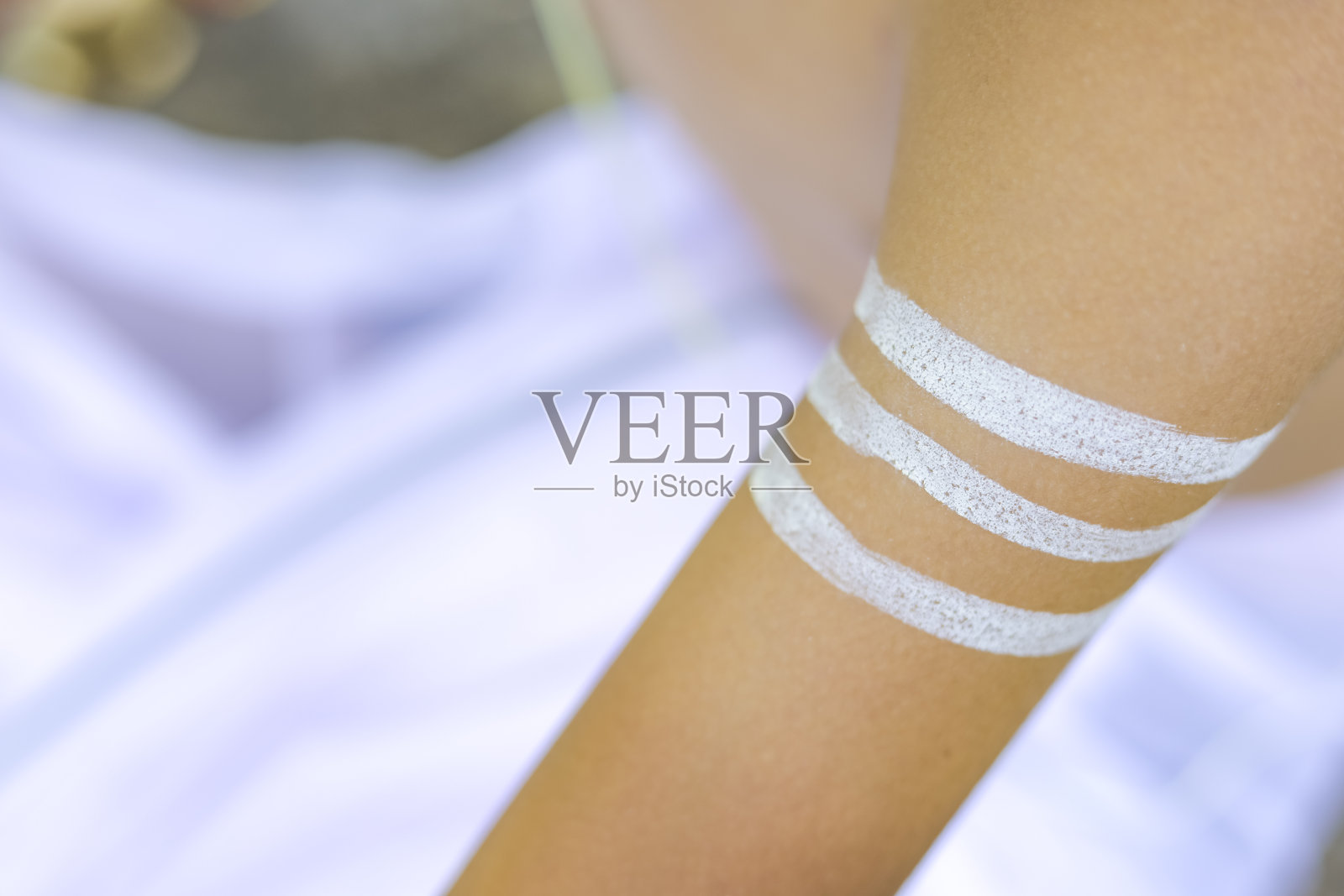 做冥想的印度牧师的孩子照片摄影图片