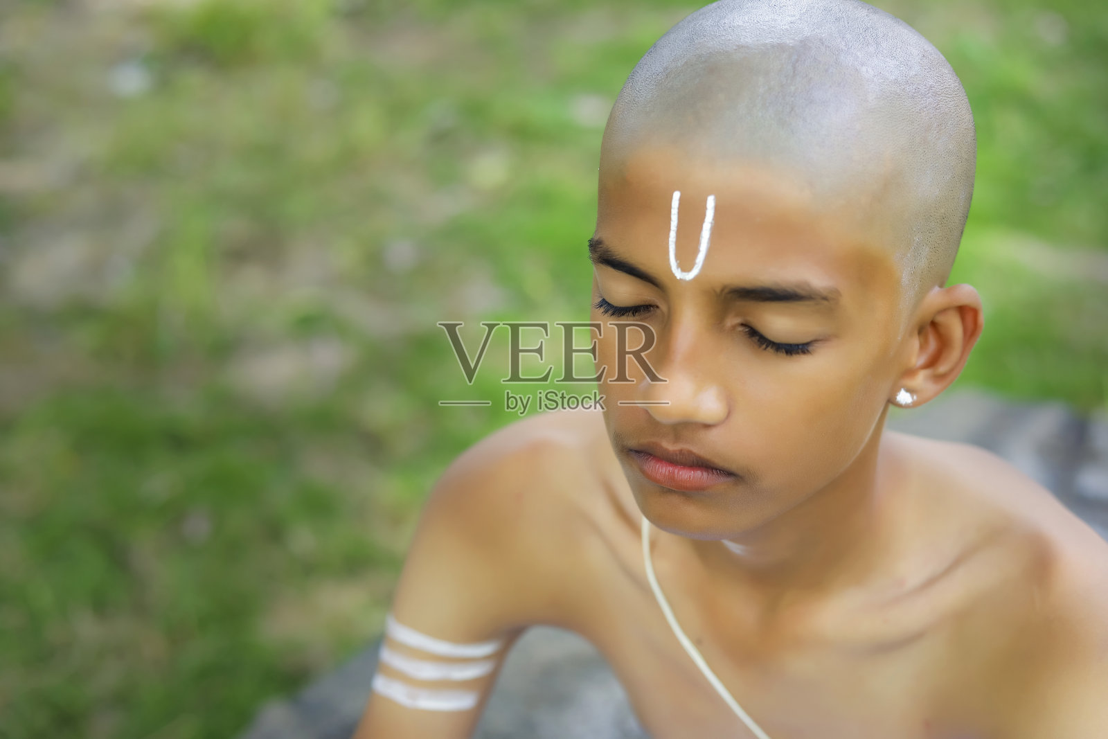 做冥想的印度牧师的孩子照片摄影图片