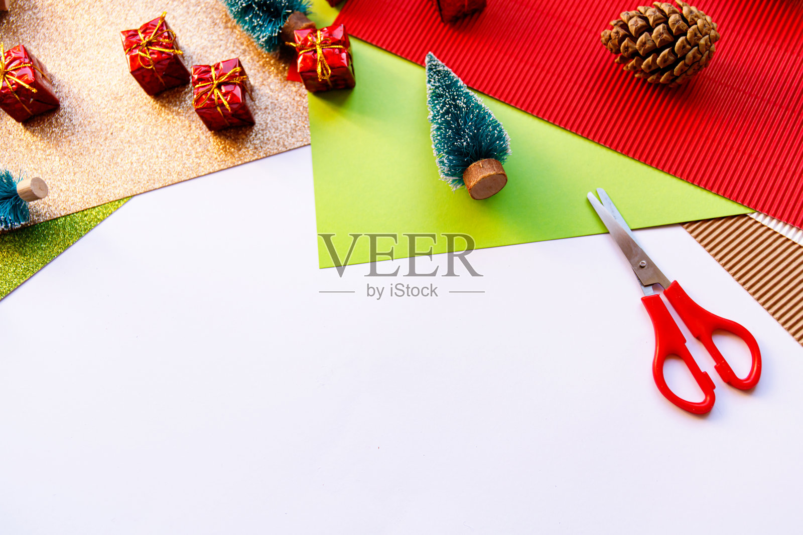 纸张设计的乡村圣诞工艺品。传统的节日。冬天的背景。圣诞快乐。乡村的礼物盒子。圣诞节的背景。红色的背景。雪的假期。圣诞礼物。照片摄影图片